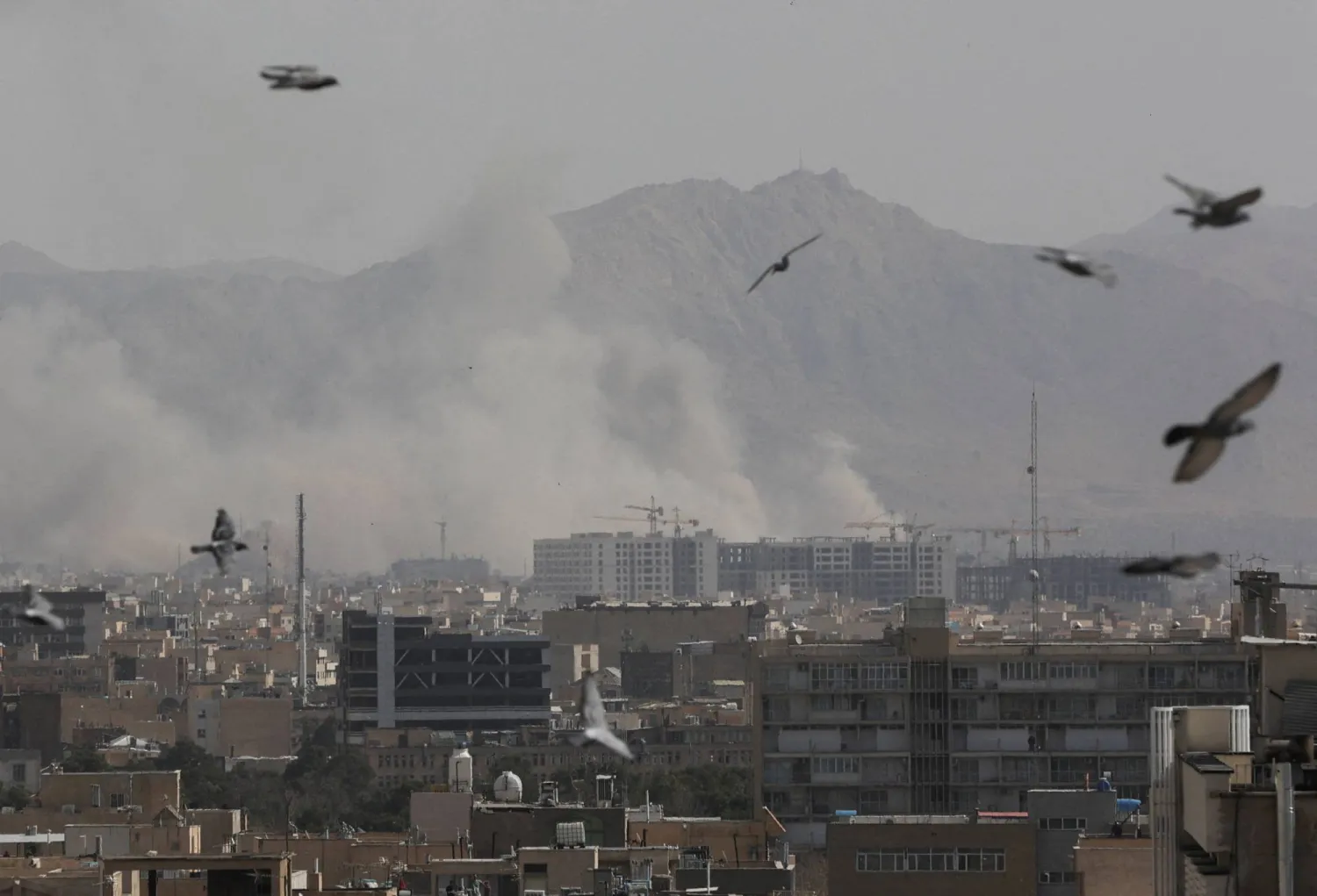 الجيش الإسرائيلي يعلن استهداف اجتماعات لكبار المسؤولين في طهران