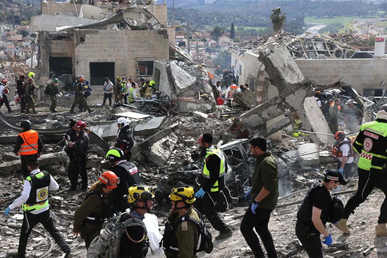 مقتل 6 بقصف صاروخي إيراني على بلدة إسرائيلية مقتل 6 بقصف صاروخي إيراني على بلدة إسرائيلية