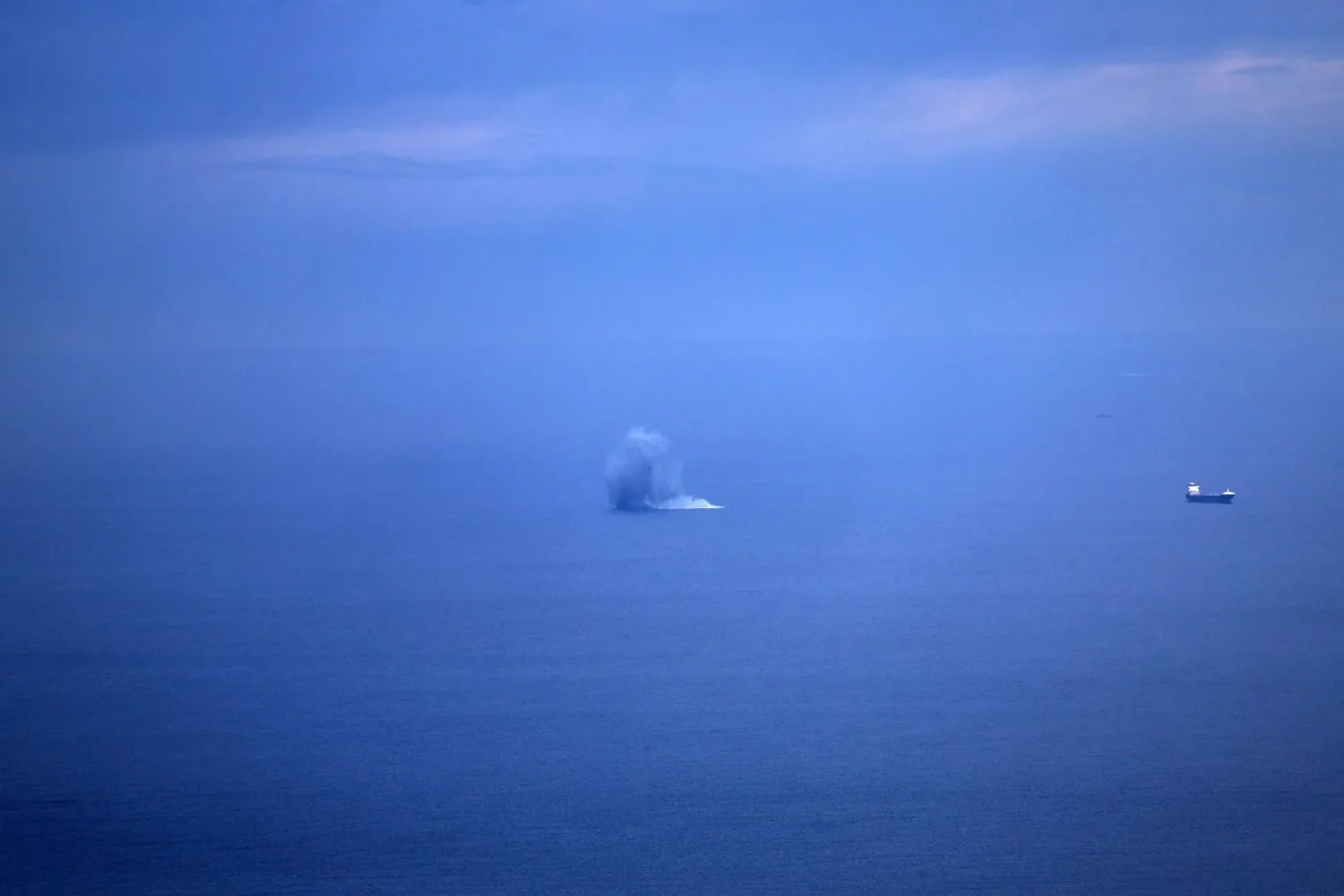 الجيش الأميركي يعلن إغراق سفينة حربية إيرانية