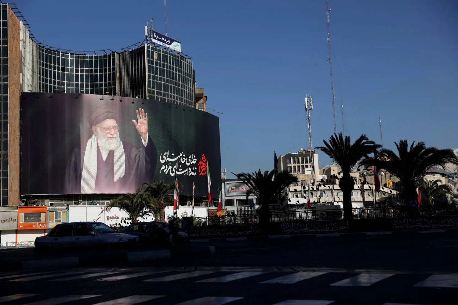 الإيرانيون يلقون نظرة الوداع على خامنئي لثلاثة أيام الإيرانيون يلقون نظرة الوداع على خامنئي لثلاثة أيام