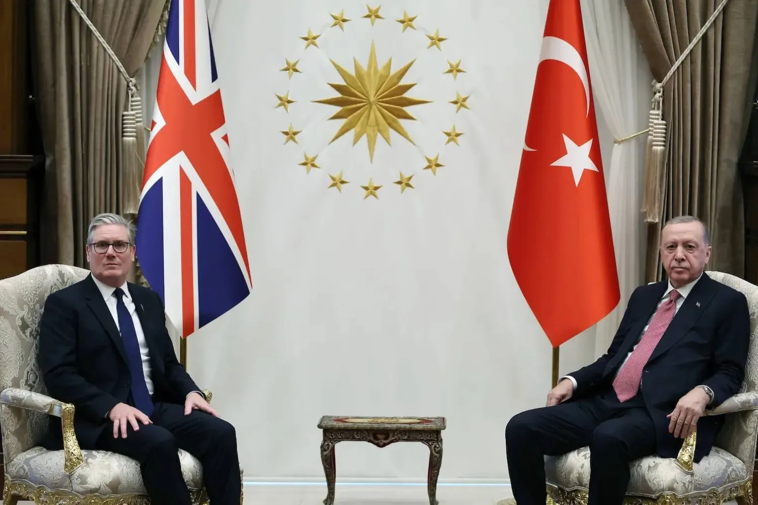 تركيا: إردوغان بحث مع ستارمر إمكانية الحوار لإنهاء حرب إيران