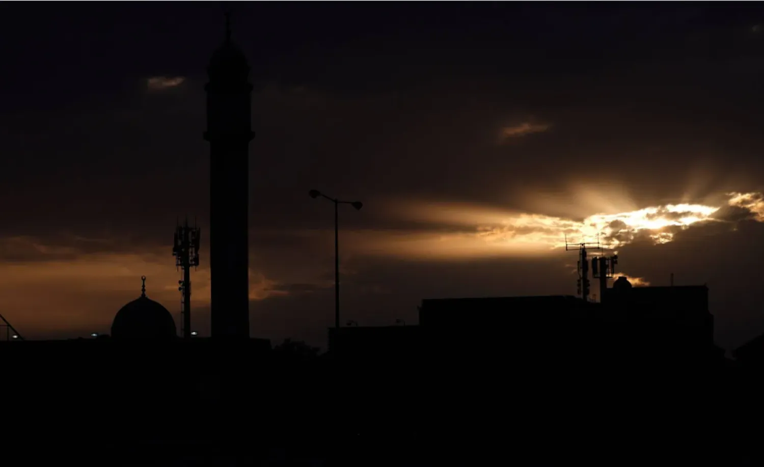 "الدفاع القطرية" تتصدى لهجوم بـ 17 صاروخاً باليستياً و6 مسيّرات "الدفاع القطرية" تتصدى لهجوم بـ 17 صاروخاً باليستياً و6 مسيّرات