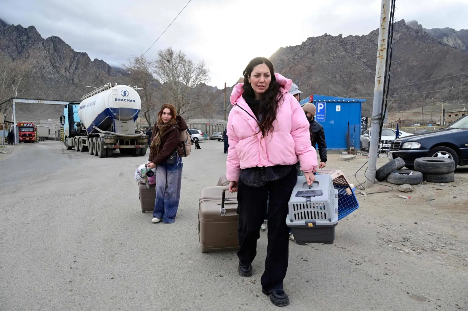 ألمانيا تنقل موظفيها وسويسرا تغلق سفارتها في إيران