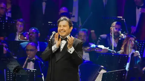 رحلة علاج في باريس للفنان هاني شاكر بعد مضاعفات جراحية