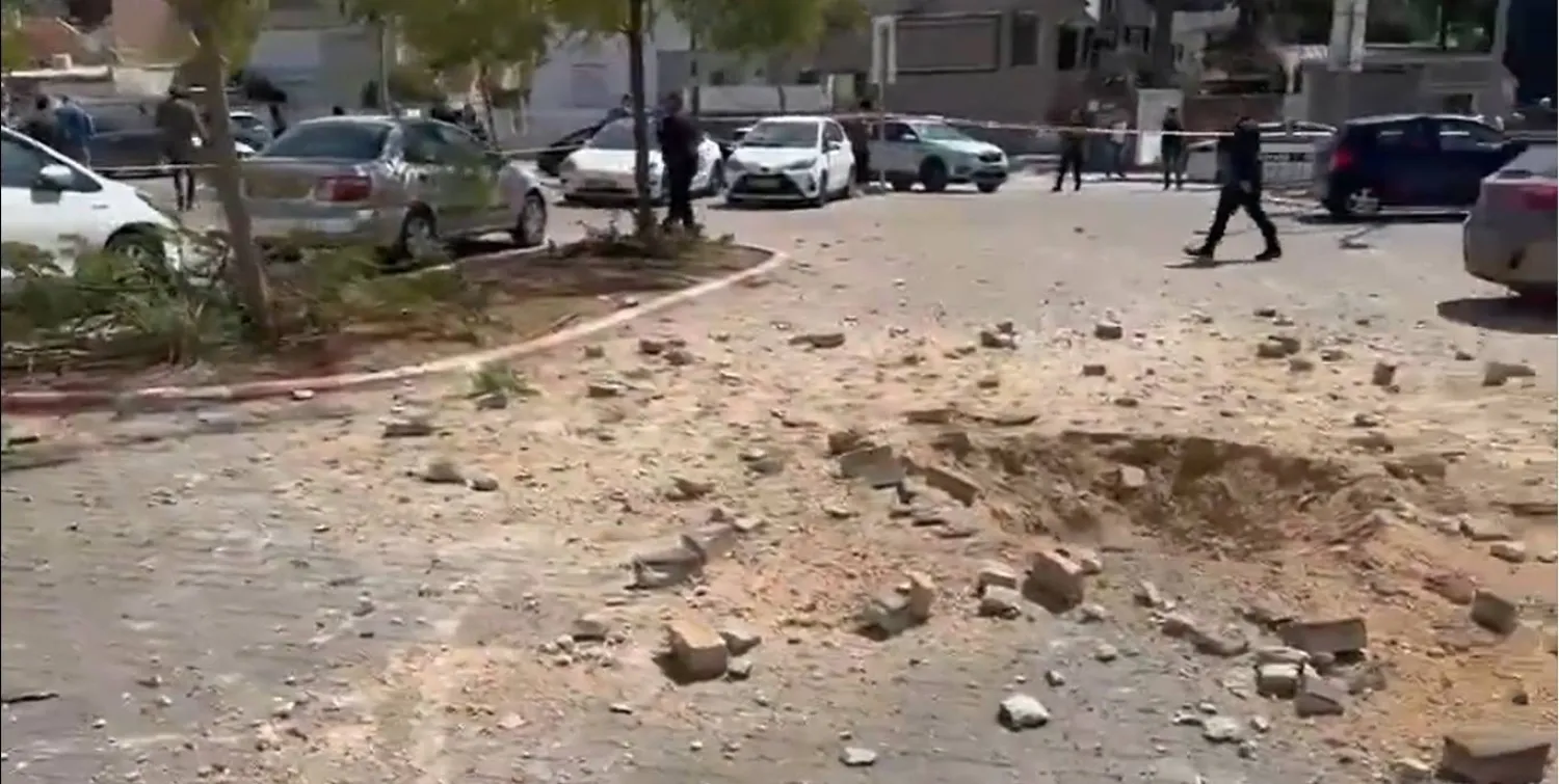 صواريخ إيرانية تتسبب في أضراراً مادية بوسط إسرائيل