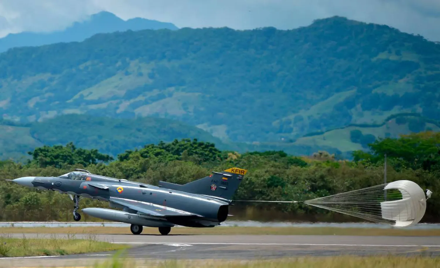 نحو 80 قتيلاً في تحطم طائرة عسكرية كولومبية