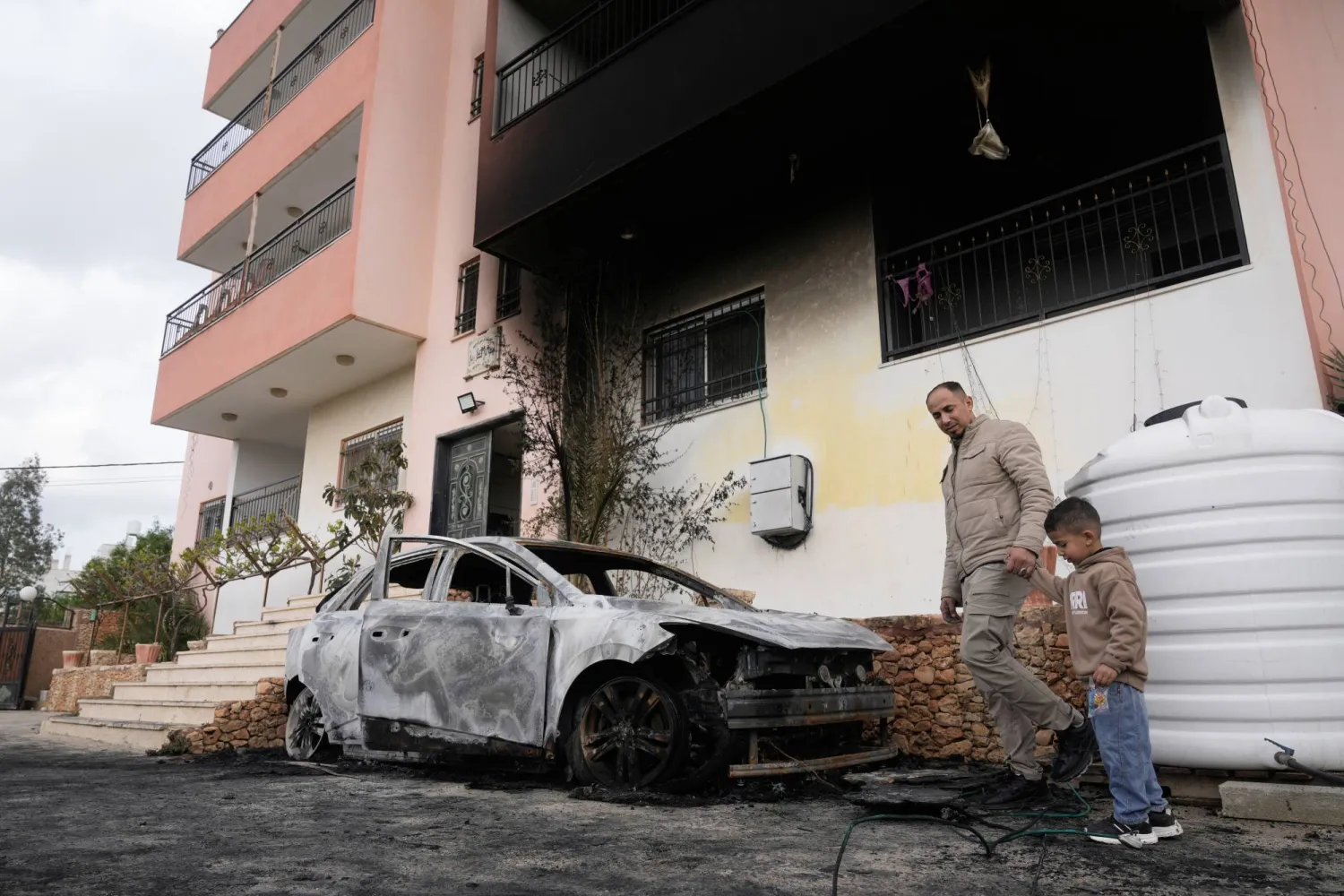 المستوطنون يواصلون هجماتهم الواسعة في الضفة الغربية