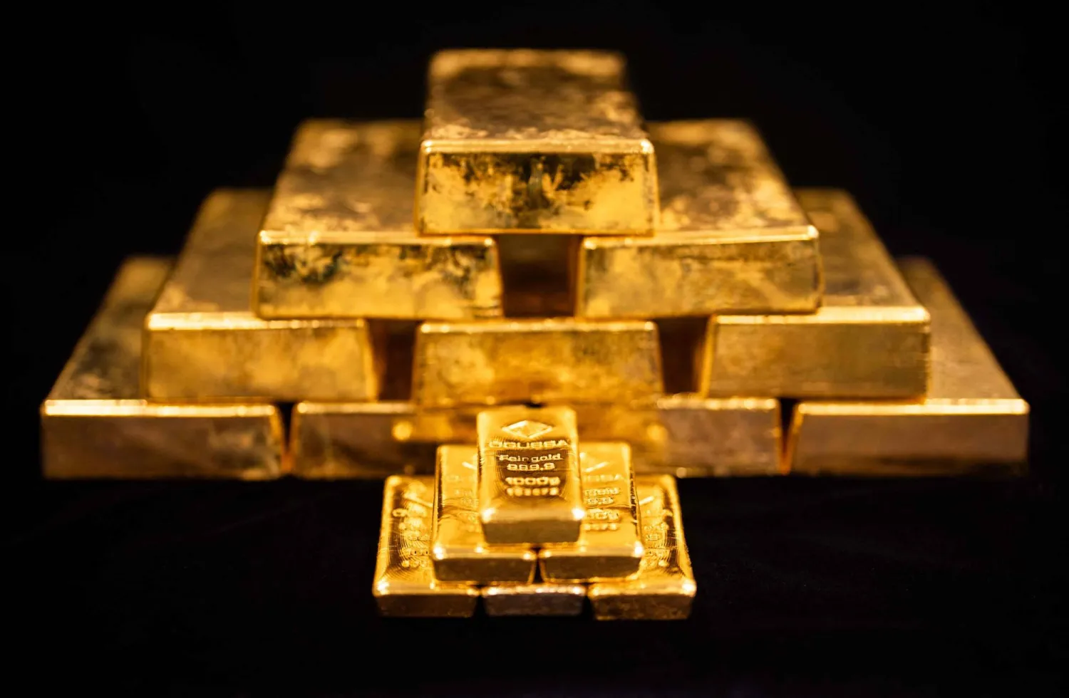 الذهب يمحو مكاسب «الهدنة» ويعمق خسائره إلى 2% بضغط من الدولار