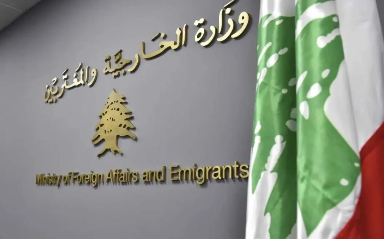 لبنان يسحب الاعتماد من السفير الإيراني ويمنحه حتى الأحد للمغادرة