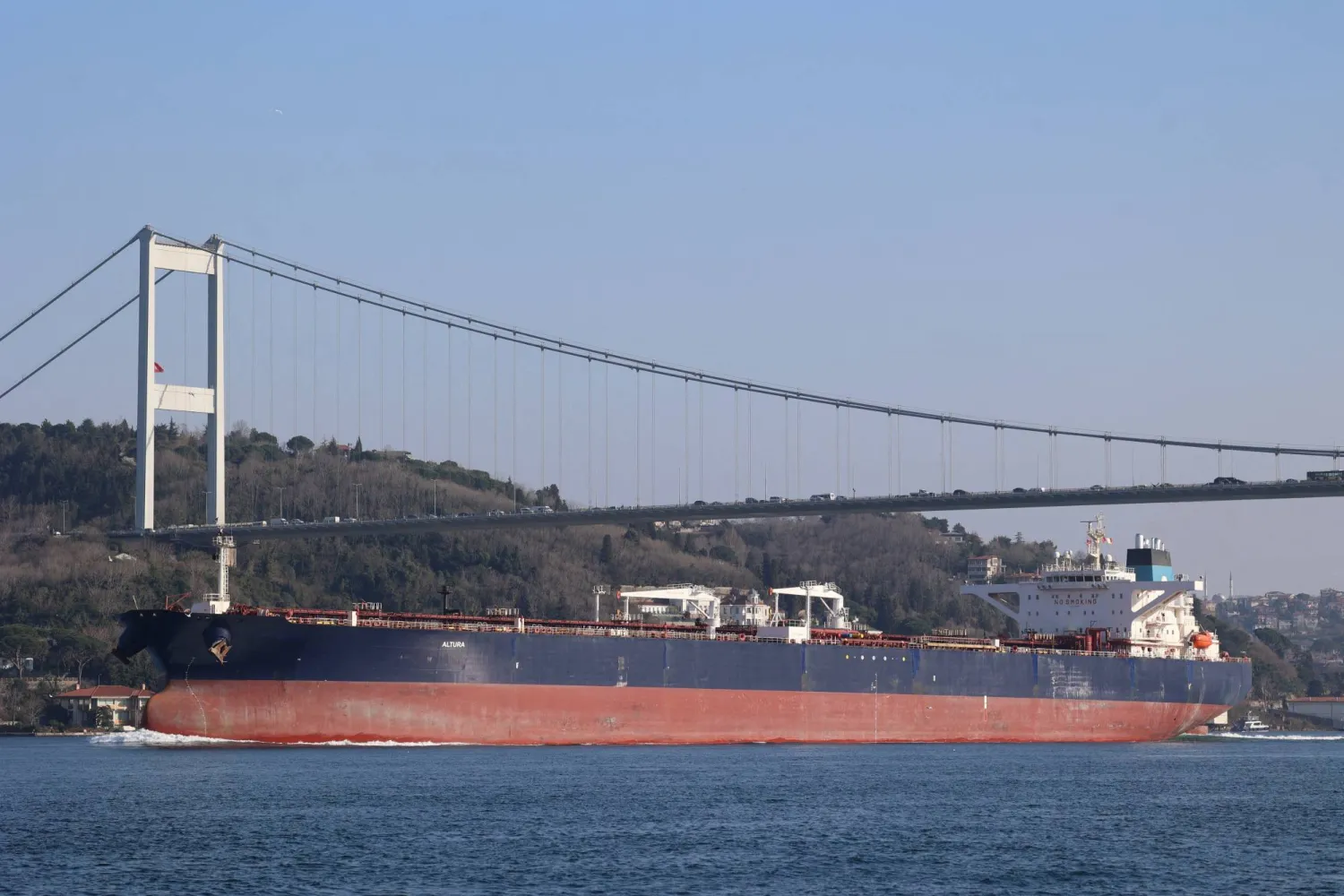 استهداف ناقلة نفط تركية قرب مضيق البوسفور استهداف ناقلة نفط تركية قرب مضيق البوسفور