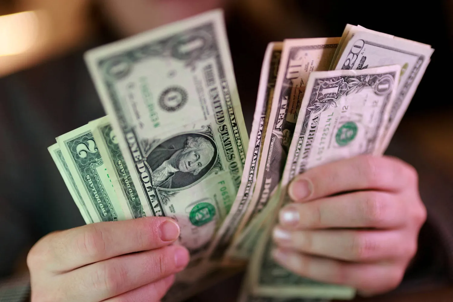 الدولار يستجمع قواه مع تعافي الثقة وتراجع توقعات رفع الفائدة الأميركية