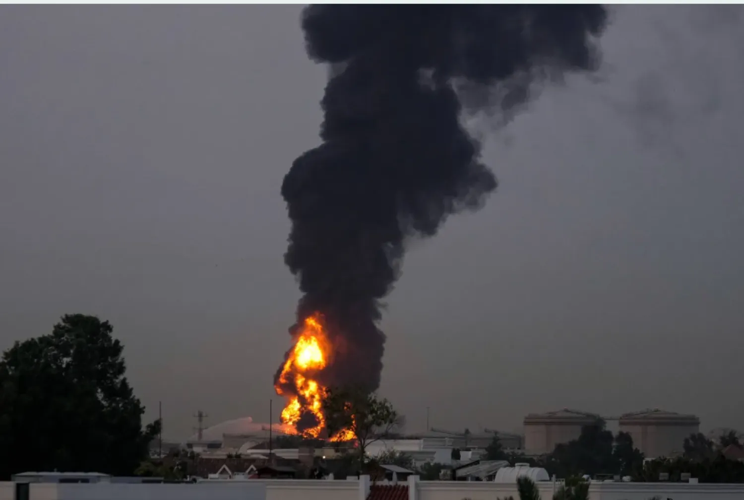 حريقان في الإمارات وإصابة 5 أشخاص إثر هجمات إيرانية حريقان في الإمارات وإصابة 5 أشخاص إثر هجمات إيرانية