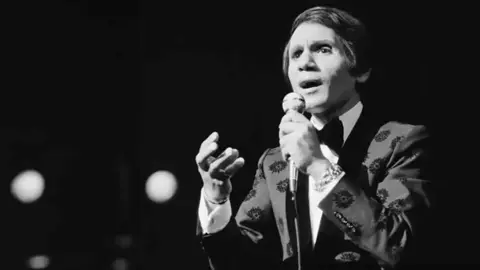 عائلة عبد الحليم حافظ تتحرك قانونيا ضد طبيب معروف