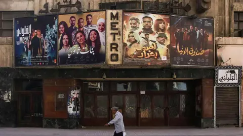جدل متصاعد في مصر حول "الإغلاق المبكر" ومطالب باستثناء دور السينما جدل متصاعد في مصر حول "الإغلاق المبكر" ومطالب باستثناء دور السينما
