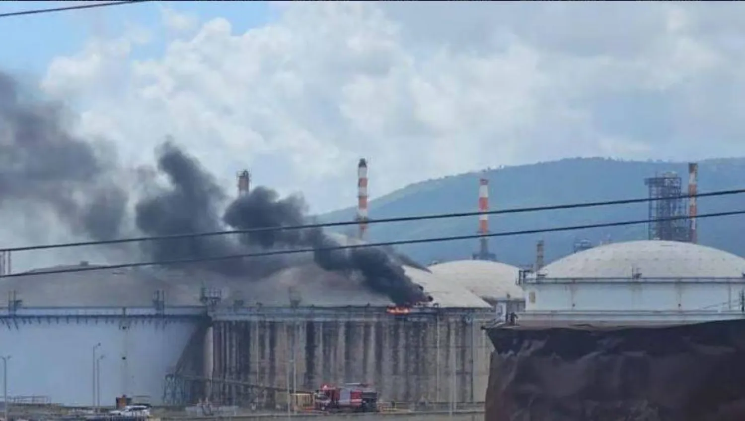 اندلاع حريق في مصفاة حيفا بعد هجوم صاروخي اندلاع حريق في مصفاة حيفا بعد هجوم صاروخي