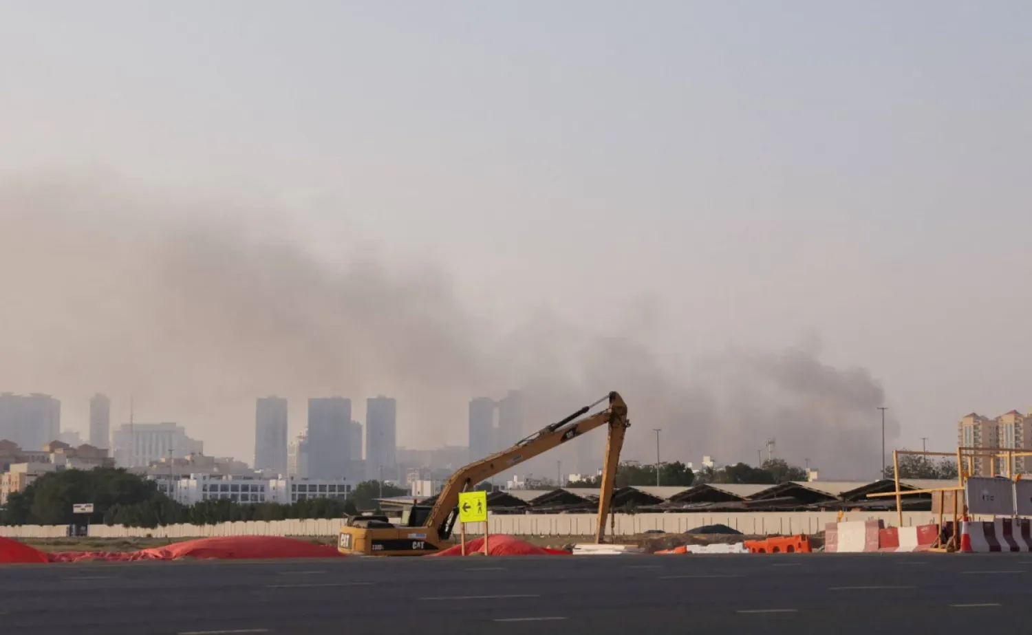 الإمارات تتعامل مع هجمات صاروخية ومسيّرات إيرانية الإمارات تتعامل مع هجمات صاروخية ومسيّرات إيرانية