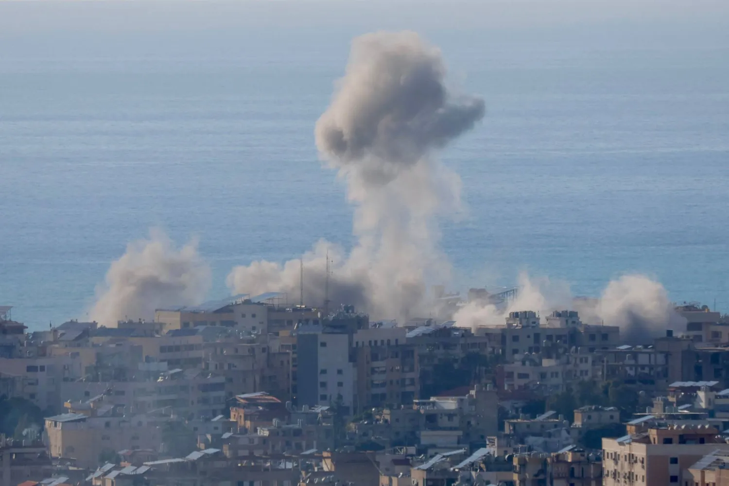 غارة إسرائيلية على مبنى مجاور لطريق مطار بيروت