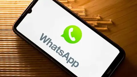 "واتساب" تحذر من تطبيق مزيف تجسس على مستخدمين