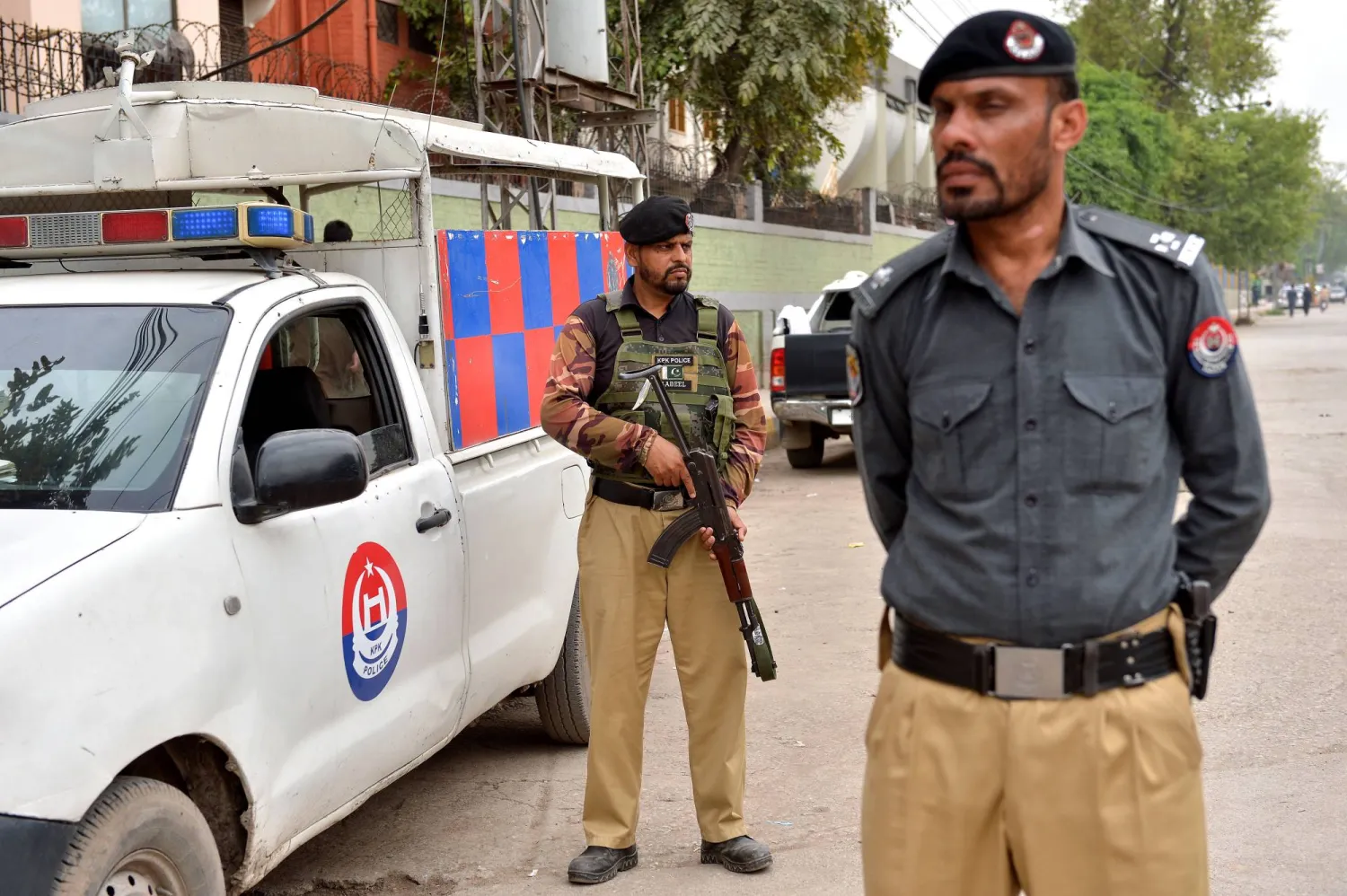 باكستان تُجري محادثات مع أفغانستان لإنهاء الصراع