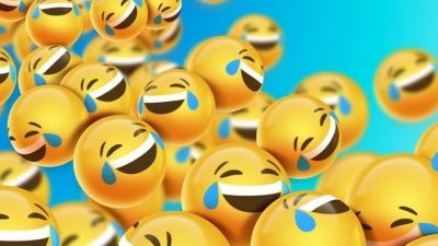 الضحك… دواء مجاني يحصّن النفس من الألم والقلق