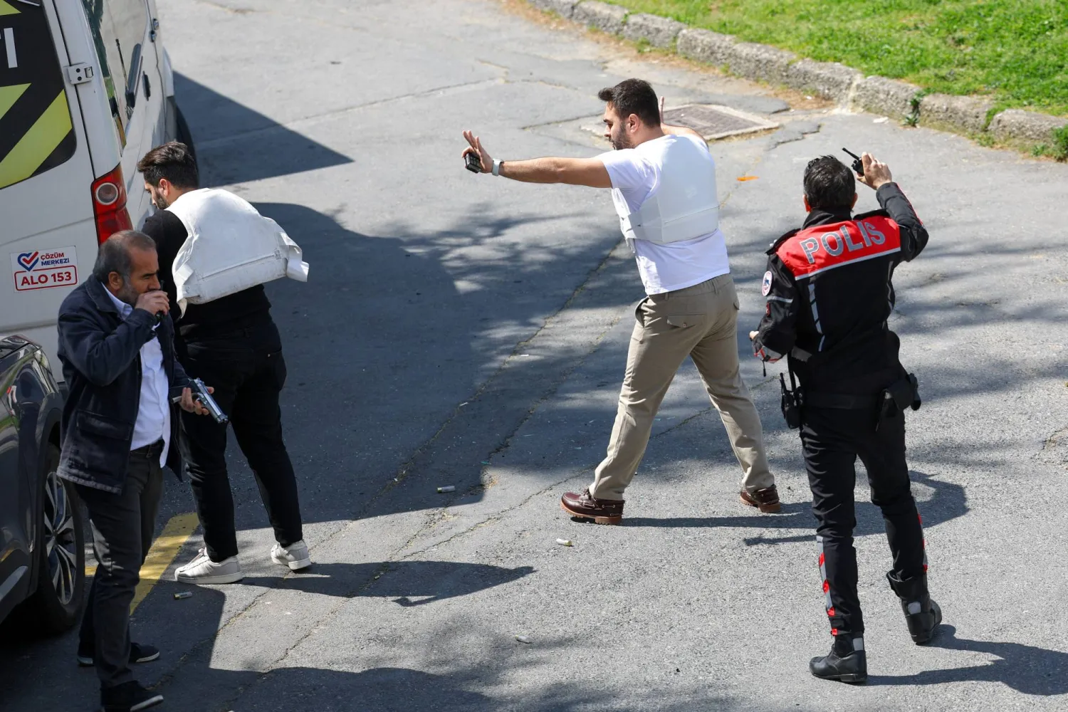 مقتل شخص وإصابة 27 إثر اصطدام قطار فائق السرعة بشاحنة في شمال فرنسا