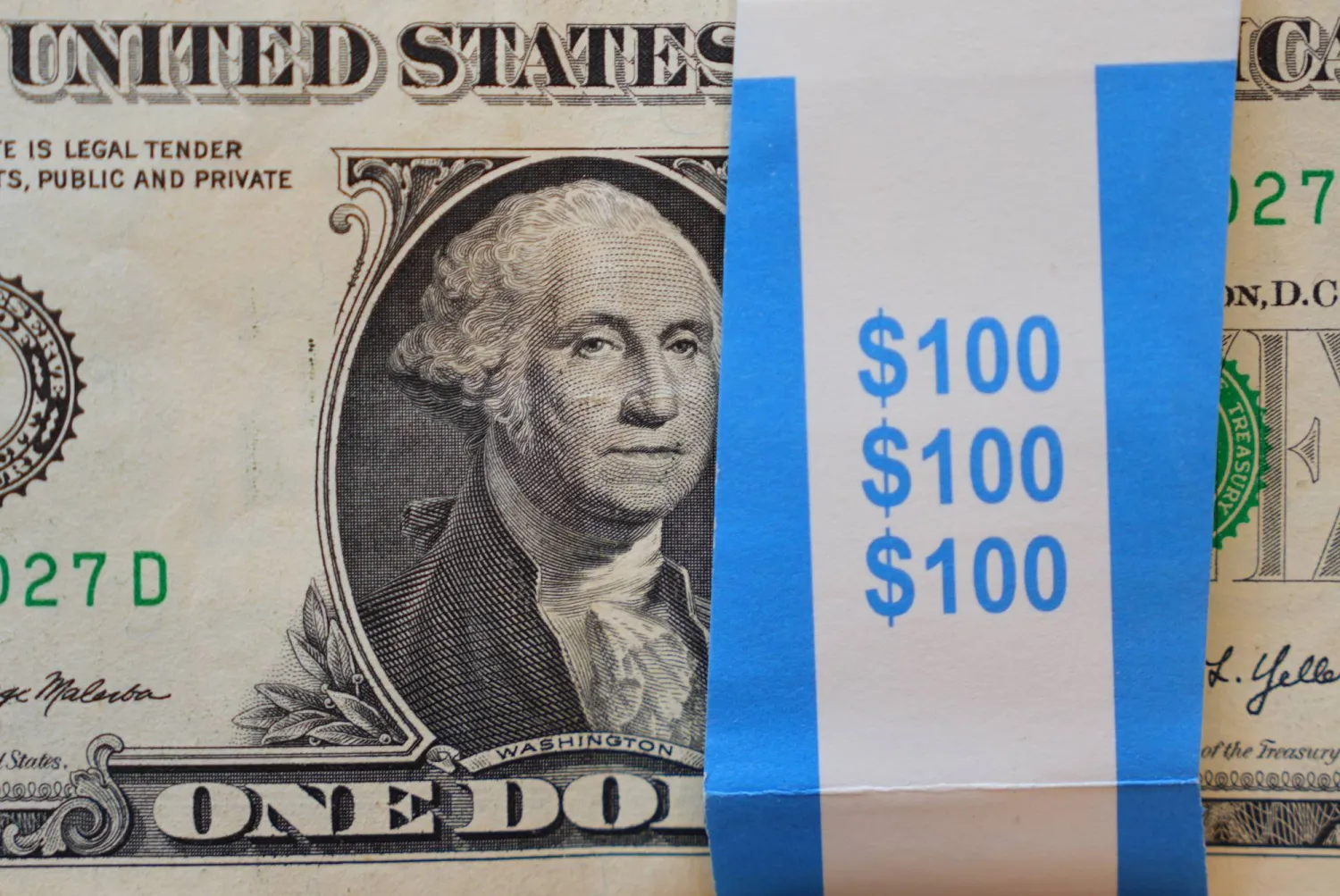 «هدنة ترمب» تهوي بالدولار لأدنى مستوياته في شهر