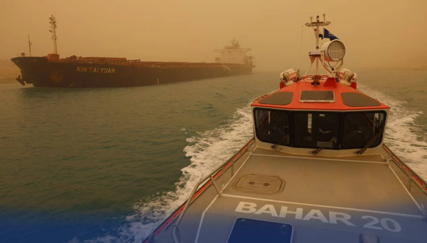 فقدان شخص وإصابة 3 في حريق بسفينة في قناة السويس