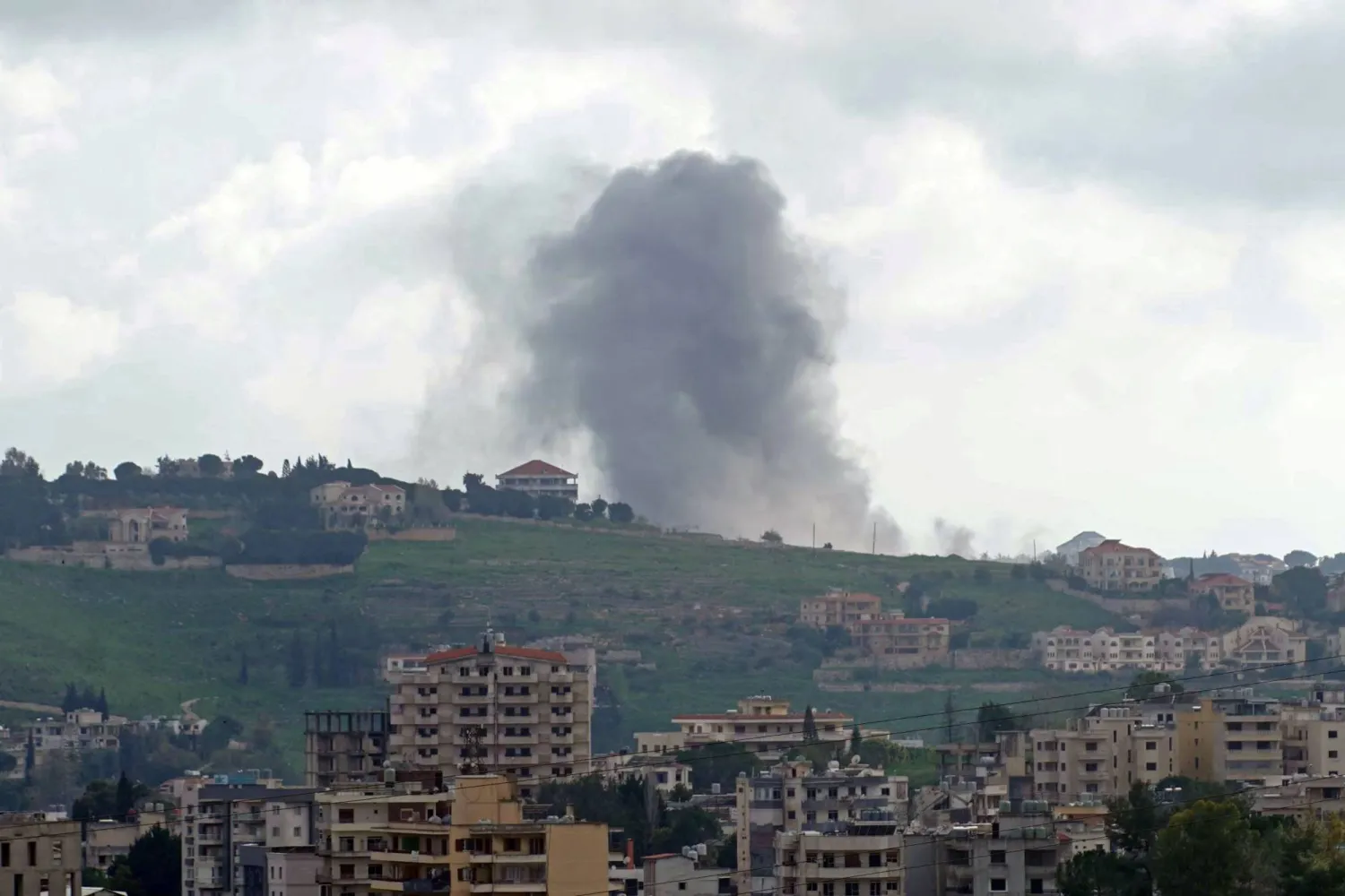 سلسلة غارات وقصف إسرائيلي يستهدف بلدات في جنوب لبنان سلسلة غارات وقصف إسرائيلي يستهدف بلدات في جنوب لبنان