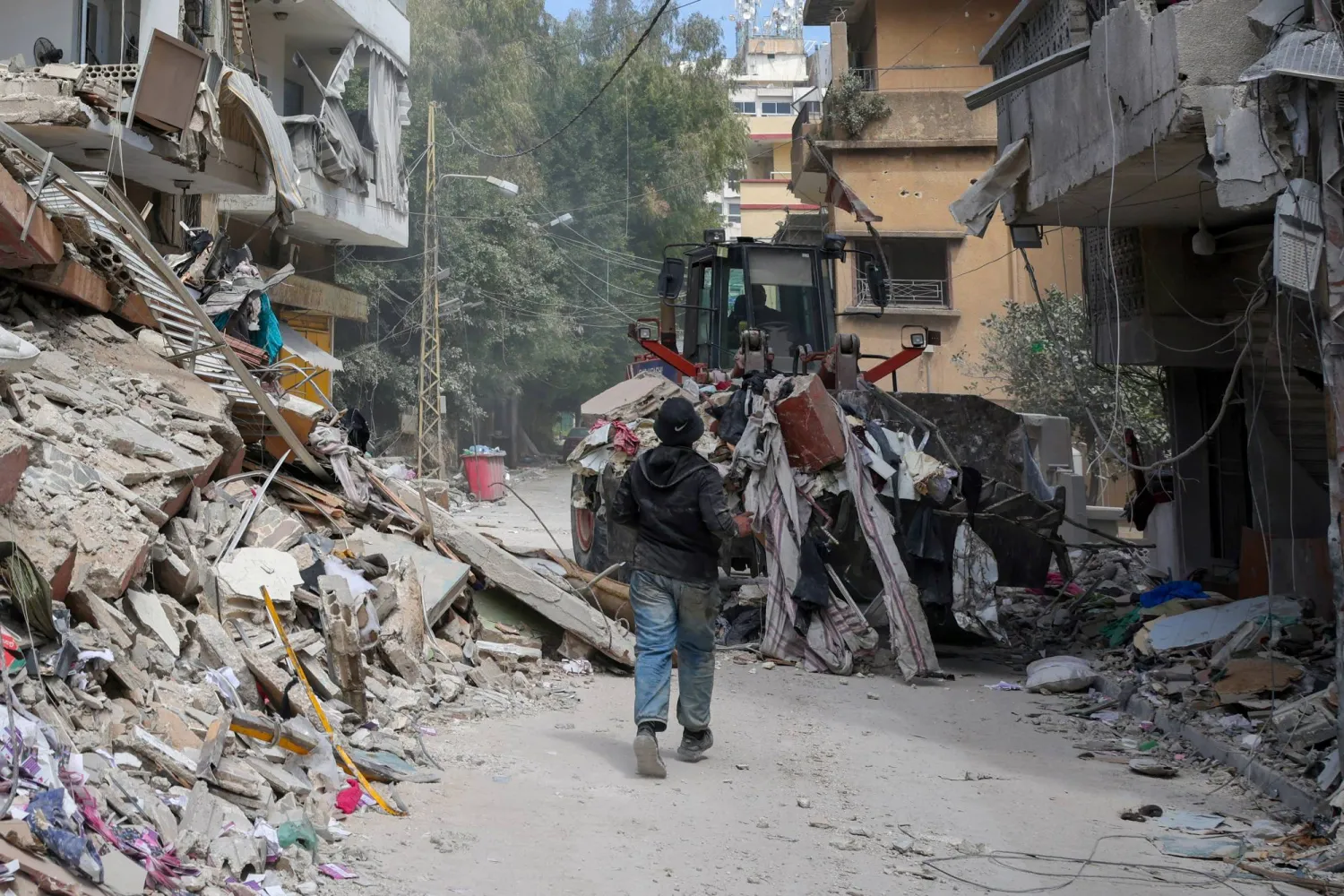 بينهم مسعفون... 10 قتلى بغارات إسرائيلية على جنوب لبنان