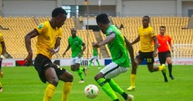 مقتل لاعب غاني في هجوم مسلح على حافلة فريقه