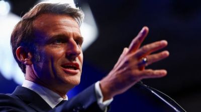 ماكرون يدعو لضمان سيادة لبنان وحماية المدنيين