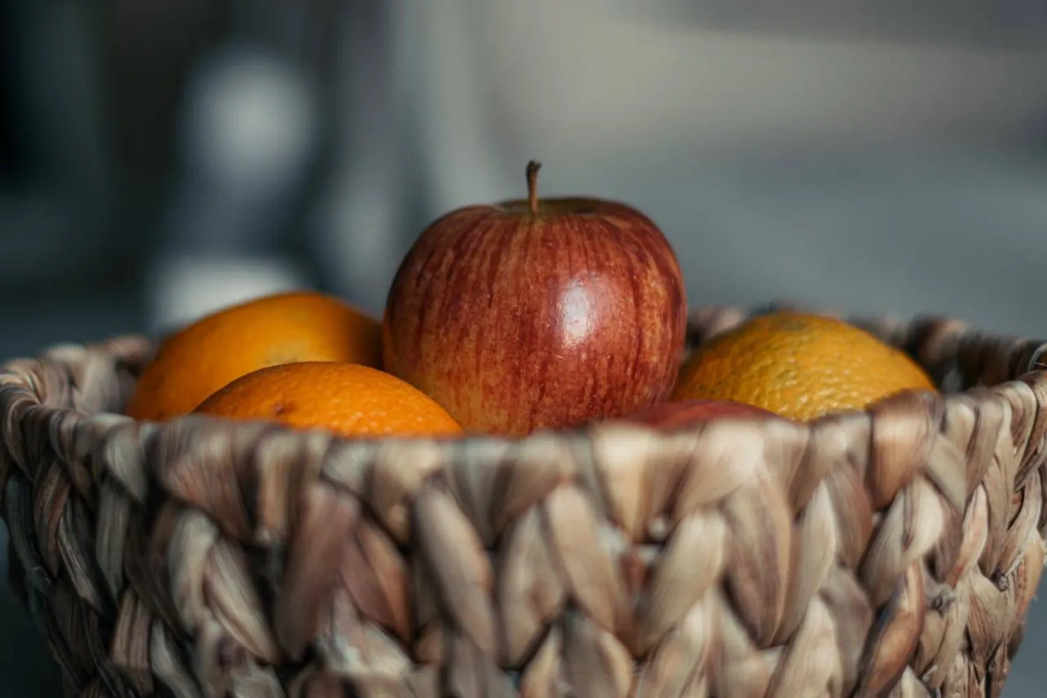 التفاح أم البرتقال؟ أيهما يحافظ على استقرار سكر الدم بشكل أفضل؟