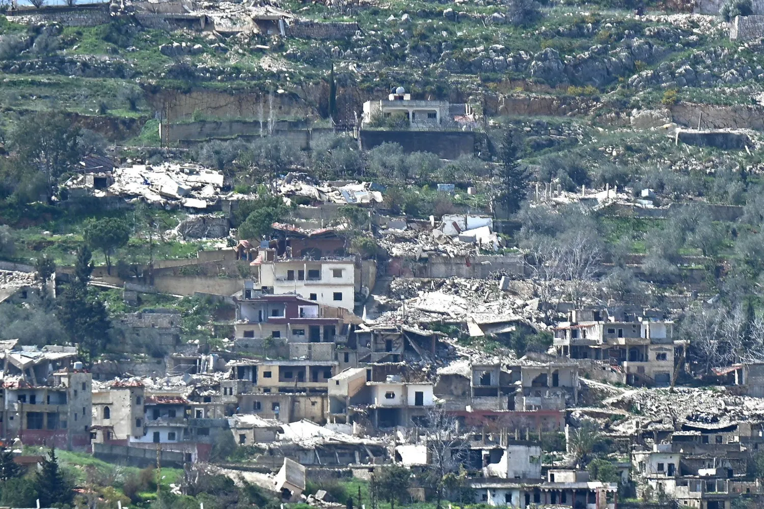 الجيش اللبناني يعيد فتح طريق وجسر في الجنوب