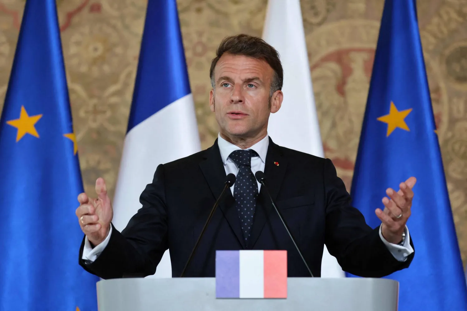 ماكرون يحض إيران وأميركا على خفض التصعيد على خلفية إغلاق مضيق هرمز