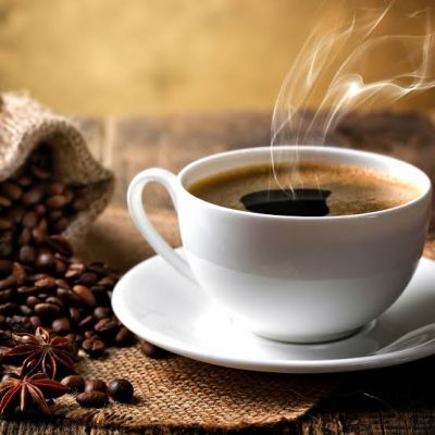 القهوة والبشرة.. بين سرّ الشباب وخطر التجاعيد