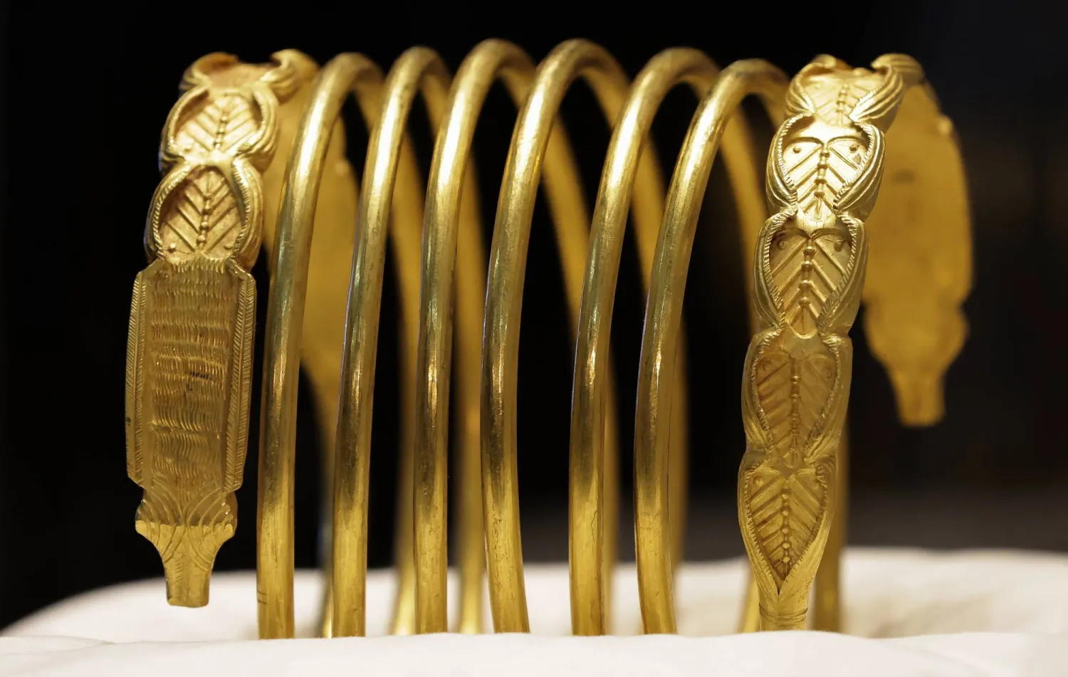 الذهب يتجه نحو خسارة أسبوعية مع تصاعد أسعار النفط ومخاوف التضخم