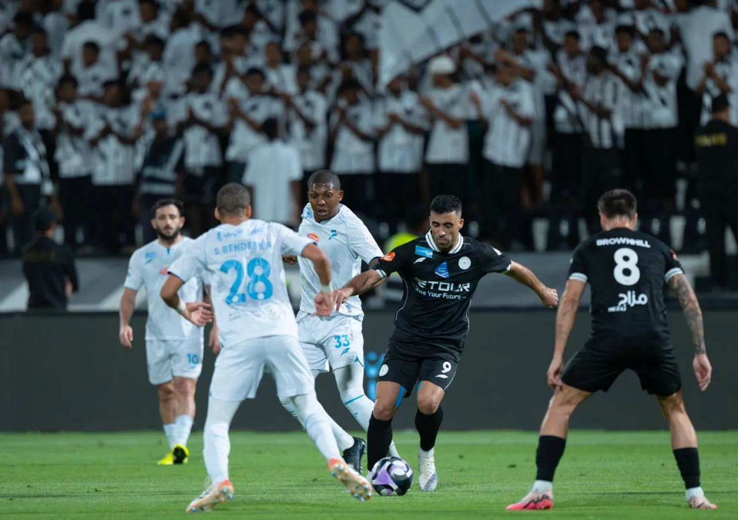 الدوري السعودي: «نيران صديقة» تقود الشباب للتعادل مع الفتح