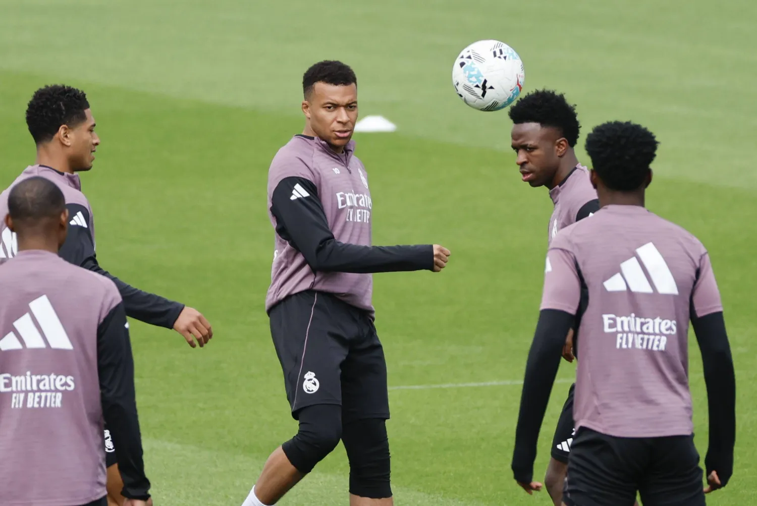 مدرب الريال يدعو مبابي إلى إظهار «التزامه» على أرض الملعب