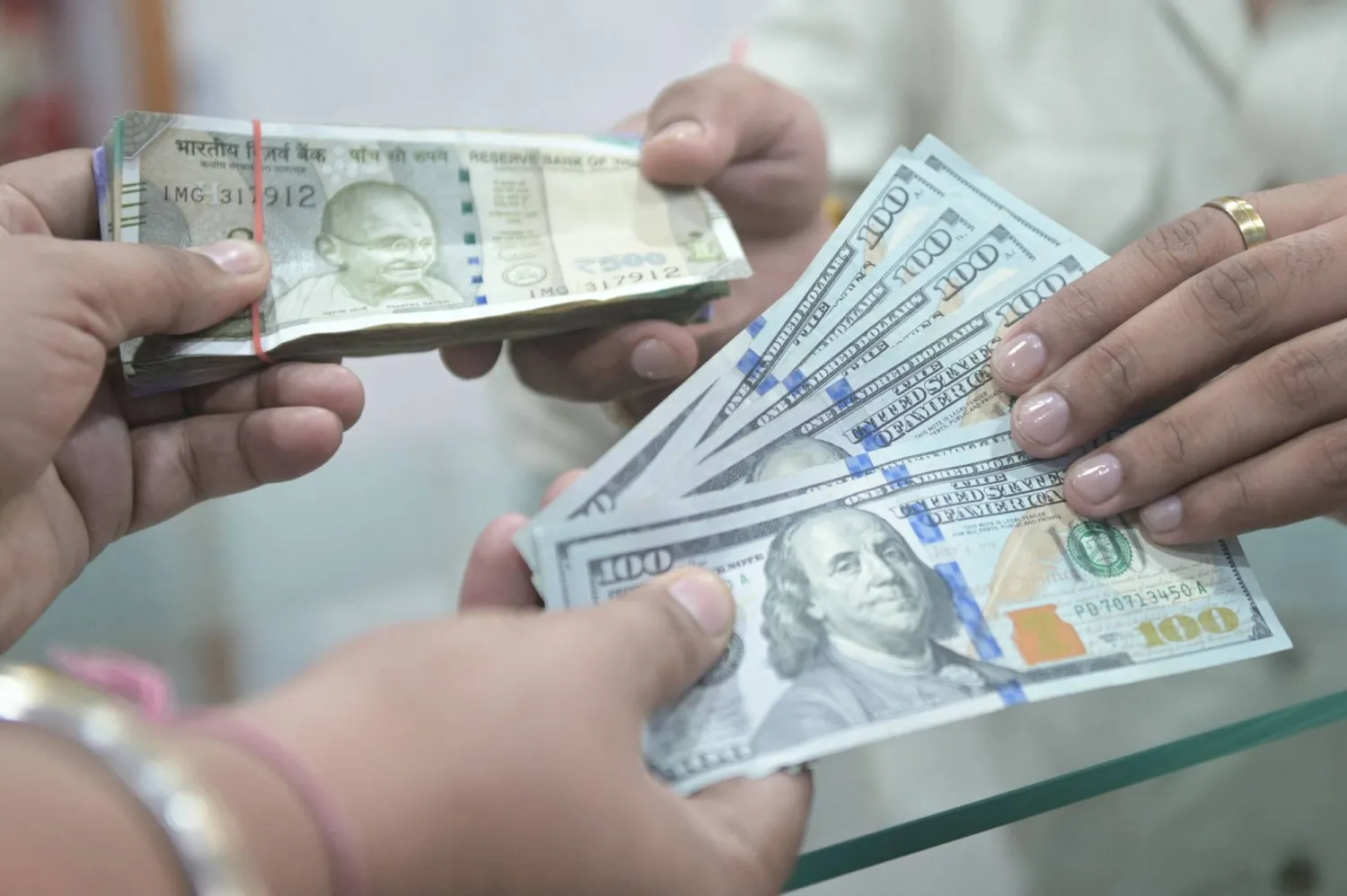 الدولار يستقر بعد تراجع حدة التوترات الجيوسياسية في الشرق الأوسط الدولار يستقر بعد تراجع حدة التوترات الجيوسياسية في الشرق الأوسط