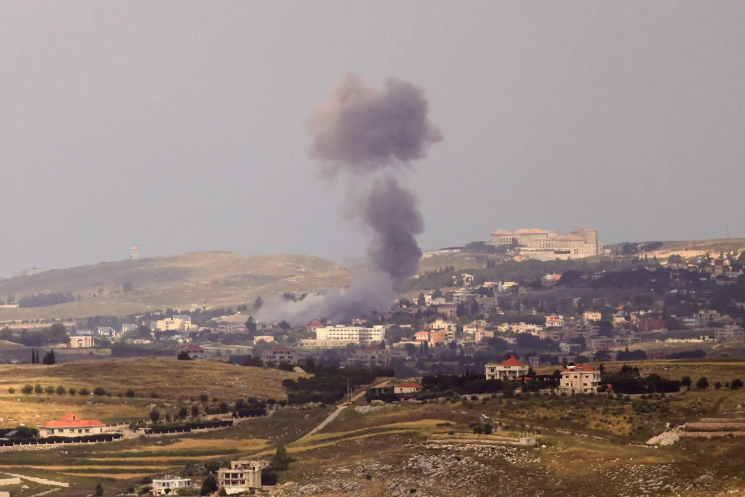 6 قتلى في غارة إسرائيلية على جنوب لبنان 6 قتلى في غارة إسرائيلية على جنوب لبنان