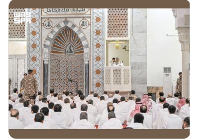 حجاج بيت الله الحرام يؤدون صلاتي الظهر والعصر جمعًا وقصرًا