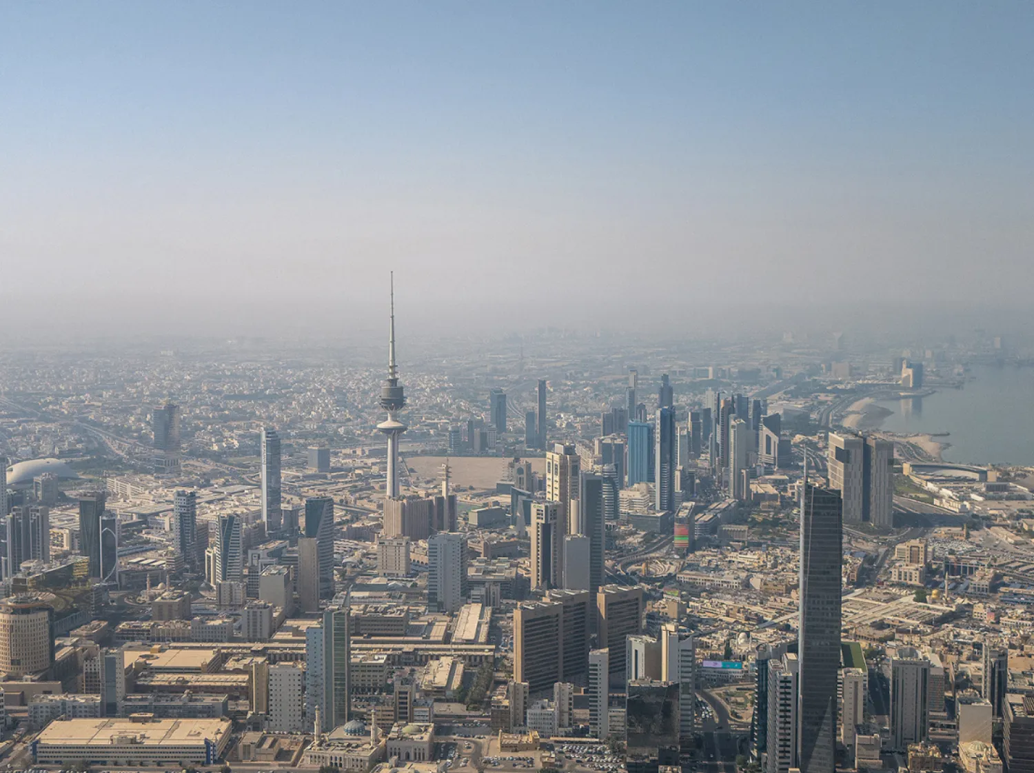الجيش الكويتي يتصدى لهجمات صاروخية وطائرات مسيرة الجيش الكويتي يتصدى لهجمات صاروخية وطائرات مسيرة