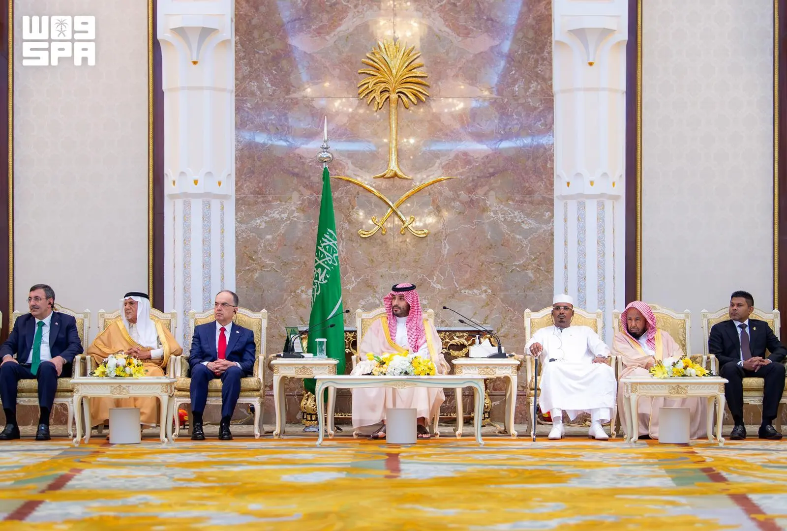 يستقبل كبار ضيوف الدولة ورؤساء الوفود الذين أدوا فريضة الحج لهذا العام