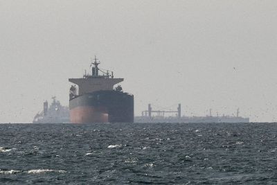 الولايات المتحدة عطلت سفينةً كانت تحاول خرق الحصار والوصول إلى إيران