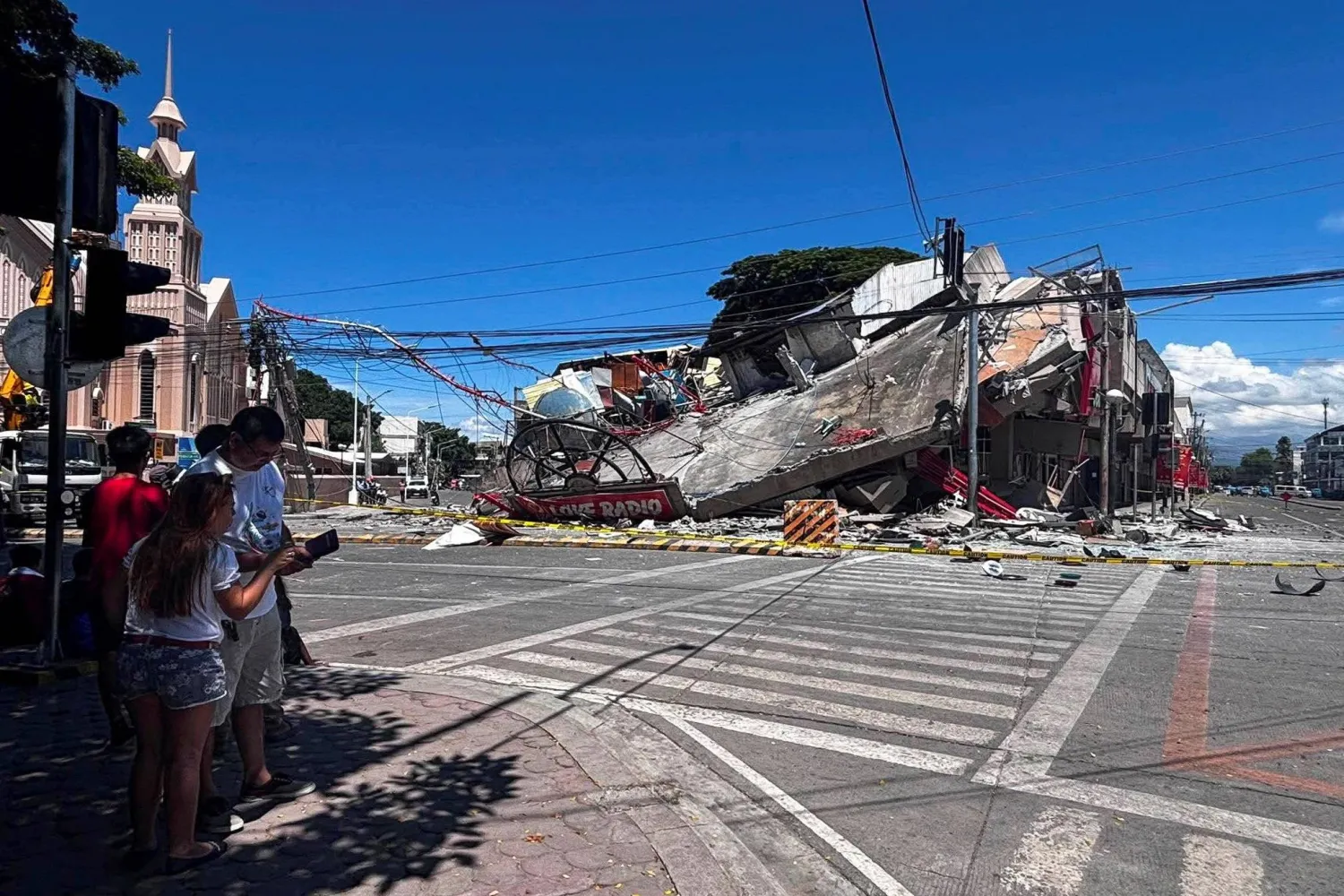 الفلبين: مقتل 4 أشخاص وأكثر من 200 جريح جراء زلزال بلغت قوته 7.8 درجات الفلبين: مقتل 4 أشخاص وأكثر من 200 جريح جراء زلزال بلغت قوته 7.8 درجات