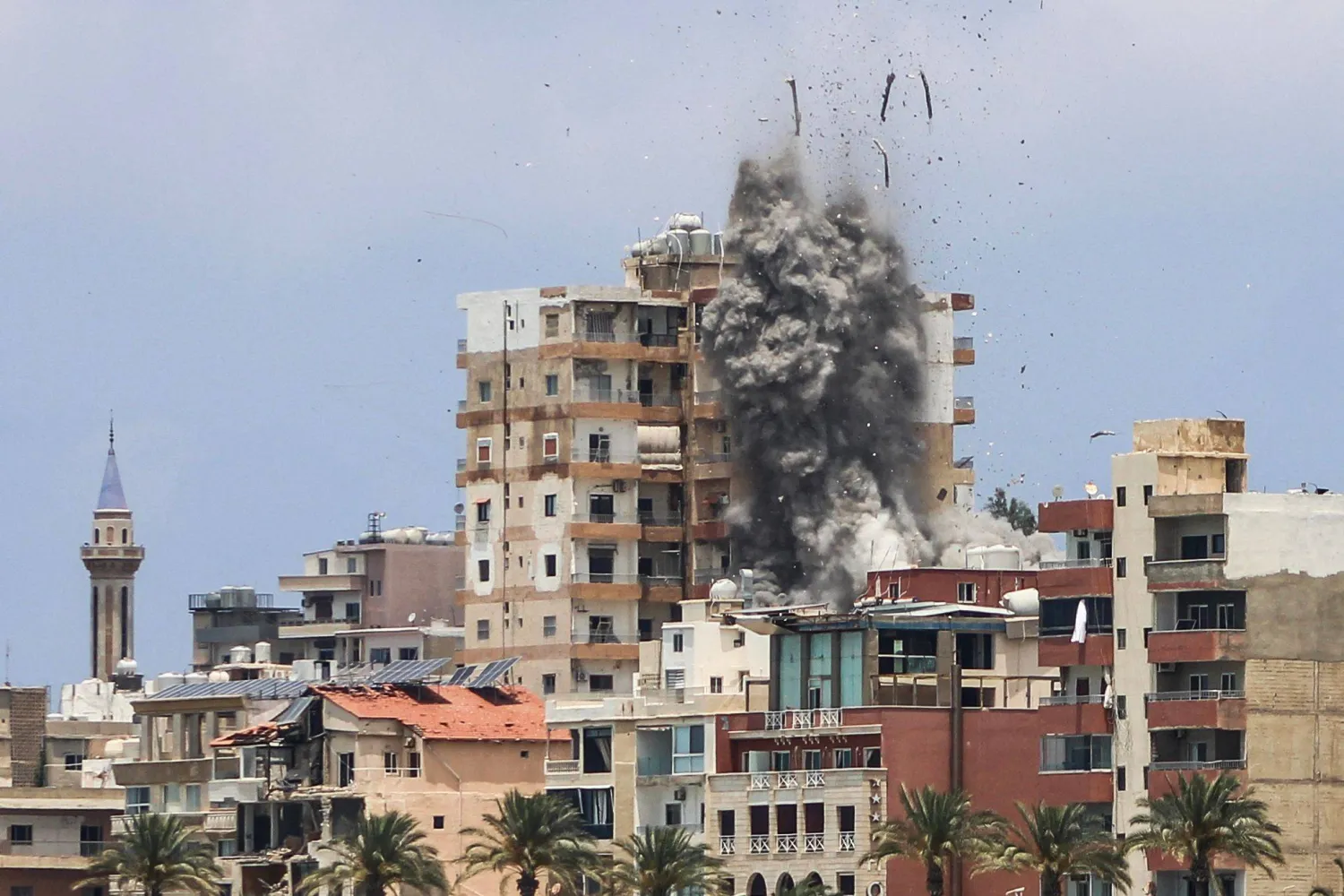 مقتل 12 شخصاً في غارات إسرائيلية على جنوب لبنان مقتل 12 شخصاً في غارات إسرائيلية على جنوب لبنان
