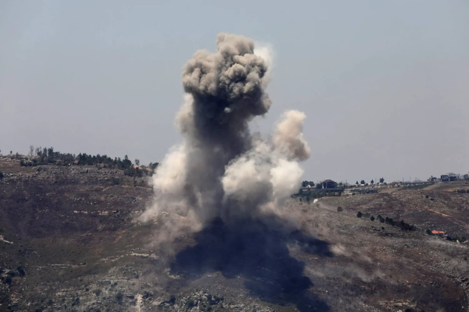 مقتل ثلاثة أشخاص في غارة إسرائيلية قرب صور في جنوب لبنان مقتل ثلاثة أشخاص في غارة إسرائيلية قرب صور في جنوب لبنان