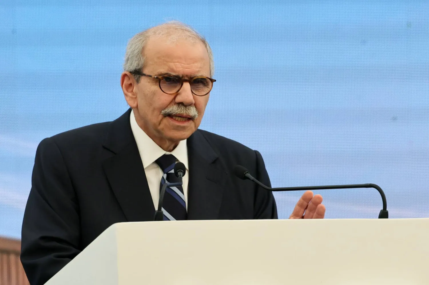 رئيس الوزراء اللبناني يطالب «حزب الله» بالإيفاء بتعهداته رئيس الوزراء اللبناني يطالب «حزب الله» بالإيفاء بتعهداته