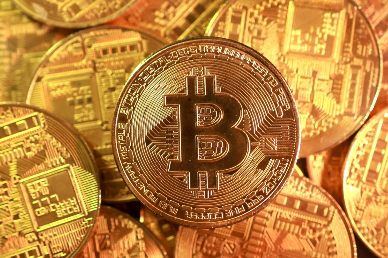البتكوين تستعيد بريقها فوق 65 ألف دولار بعد اتفاق مضيق هرمز