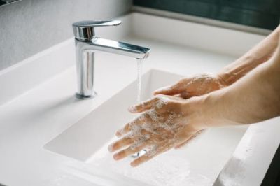 لماذا  تبدو اليدان أكبر سناً من الوجه؟